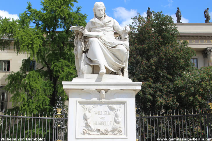 Denkmal Wilhelm von Humboldt am Eingang zur Berliner Humboldt-Universität Denkmal Wilhelm von Humboldt am Eingang zur Berliner Humboldt-Universität